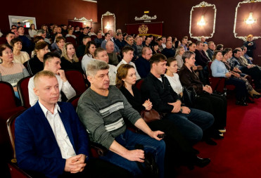 В БАЛАШОВСКОМ ДРАМАТИЧЕСКОМ ТЕАТРЕ ПОЗДРАВИЛИ АГРАРИЕВ БАЛАШОВСКОГО РАЙОНА С ПРОФЕССИОНАЛЬНЫМ ПРАЗДНИКОМ