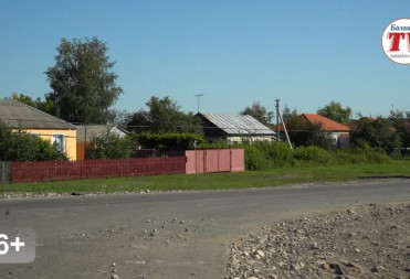 В СЕЛАХ БАЛАШОВСКОГО РАЙОНА ПРОДОЛЖАЕТСЯ РЕМОНТ ДОРОГ