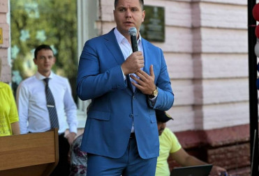 Депутат облдумы Алексей Кольцов поздравил школьников с Днем знаний