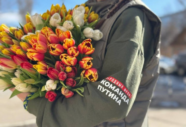 Саратовские активисты поздравили женщин-волонтёров и семьи героев с наступающим 8 Марта