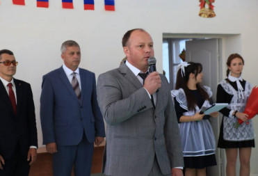 ГЛАВА РАЙОНА МИХАИЛ ЗАХАРОВ ПРИЕХАЛ В СЕЛО БАРКИ НА ДЕНЬ ЗНАНИЙ