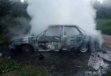 В Балашове по неизвестной причине сгорела легковушка