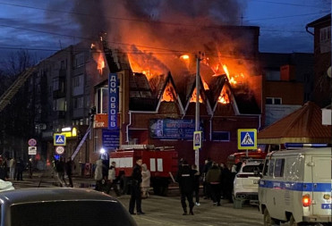 НА ВОКЗАЛЕ ГОРИТ МАГАЗИН “КРАСНОЕ И БЕЛОЕ”