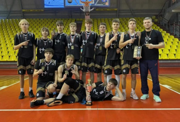 ИСПОЛНЯЮЩИЙ ПОЛНОМОЧИЯ ГЛАВЫ БАЛАШОВСКОГО РАЙОНА ОЛЕГ ДУБОВЕНКО ПОЗДРАВИЛ ШКОЛЬНУЮ КОМАНДУ БАСКЕТБОЛИСТОВ