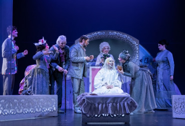 В ВОСКРЕСЕНЬЕ БАЛАШОВЦЕВ ПРИГЛАШАЮТ ПОСМОТРЕТЬ КОМЕДИЮ В ТЕАТРЕ