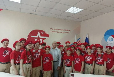 Ветеран авиации встретился с юнармейцами из школы №16